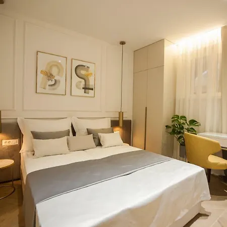 Club 5 Boutique سبليت